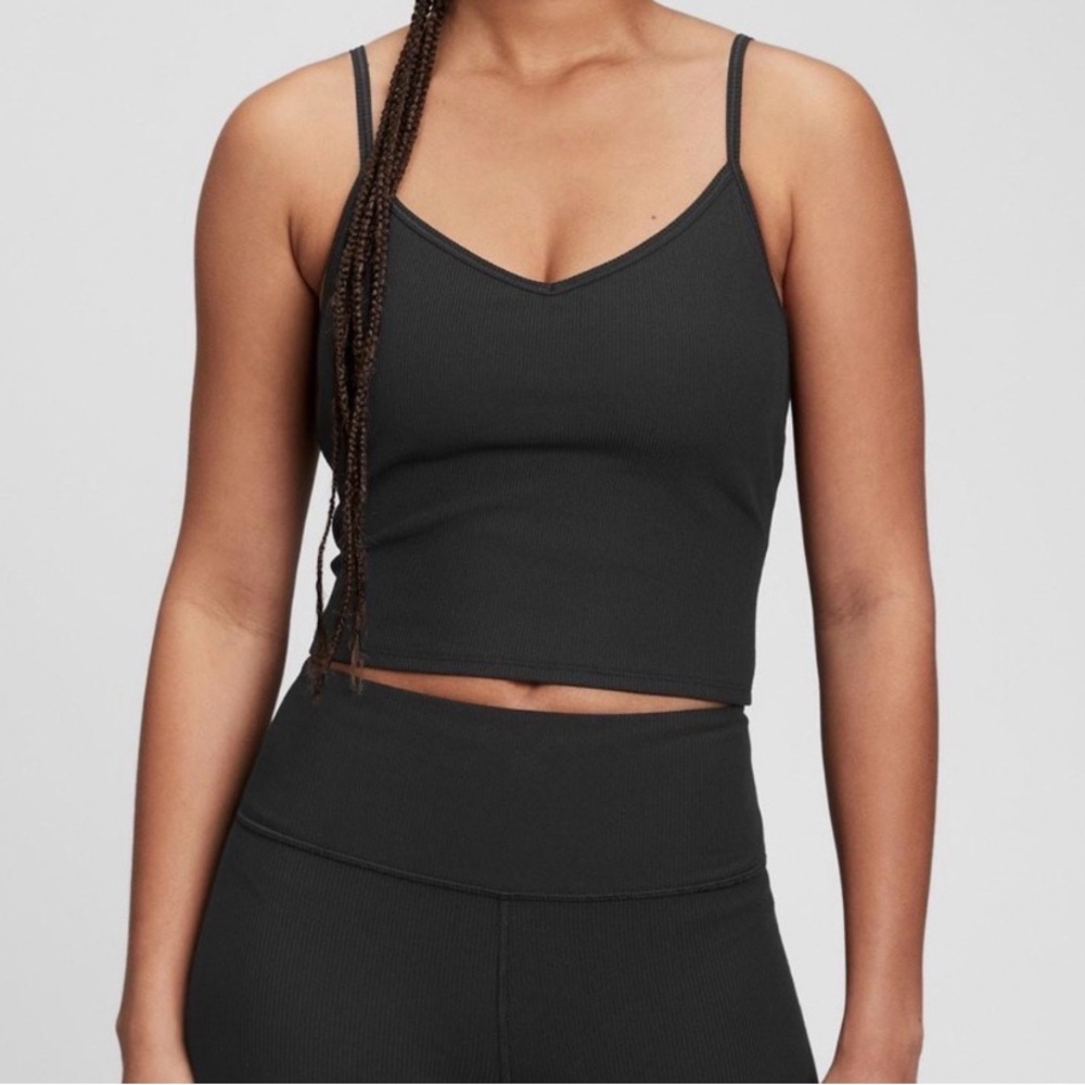 GAP Fit ribbed blackout Active Crop Top